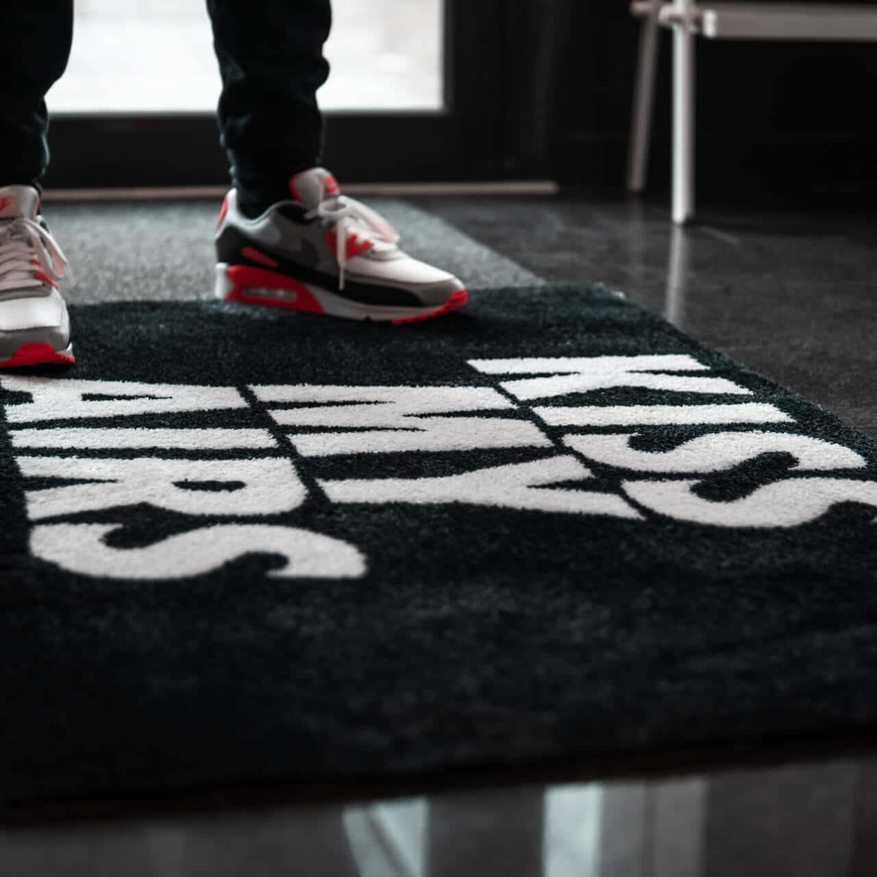 Sneaker vloerkleed - Kiss My Airs Zwart