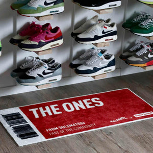 Gepersonaliseerde THE ONES vloerkleed 45x100cm - Sneaker Essentials