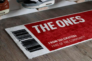 THE ONES boek + Gepersonaliseerde THE ONES vloerkleed 45x100cm - Sneaker Essentials