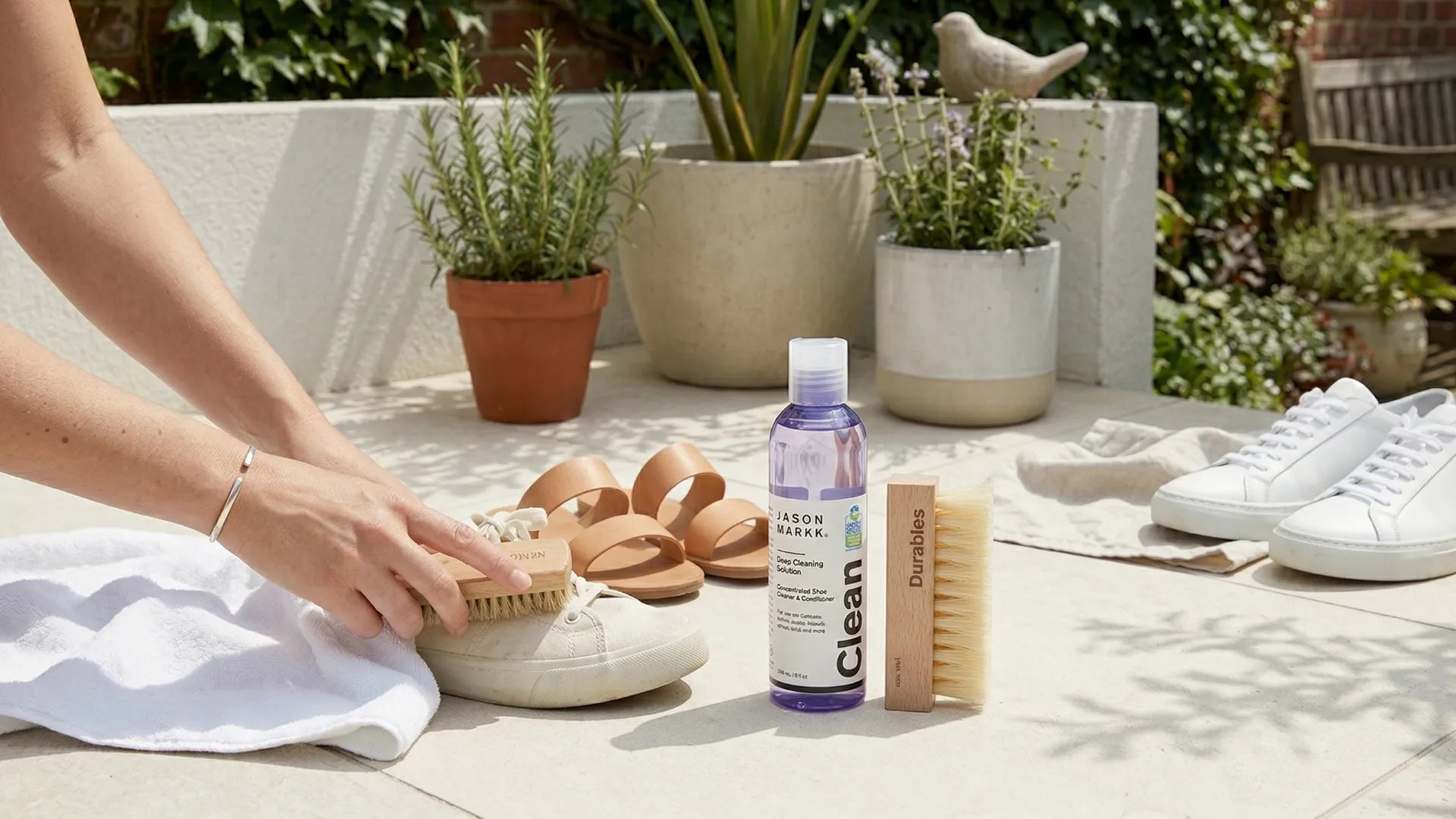 Zomerschoeisel verzorgen: zo blijven je sneakers en sandalen fris in de hitte