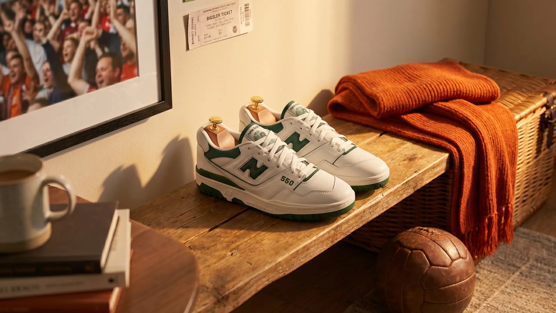 Illustratie van een paar favoriete oranje sneakers als WK geluksschoenen samen met schoenspanners en verzorgingsproducten om ze langer mooi te houden.