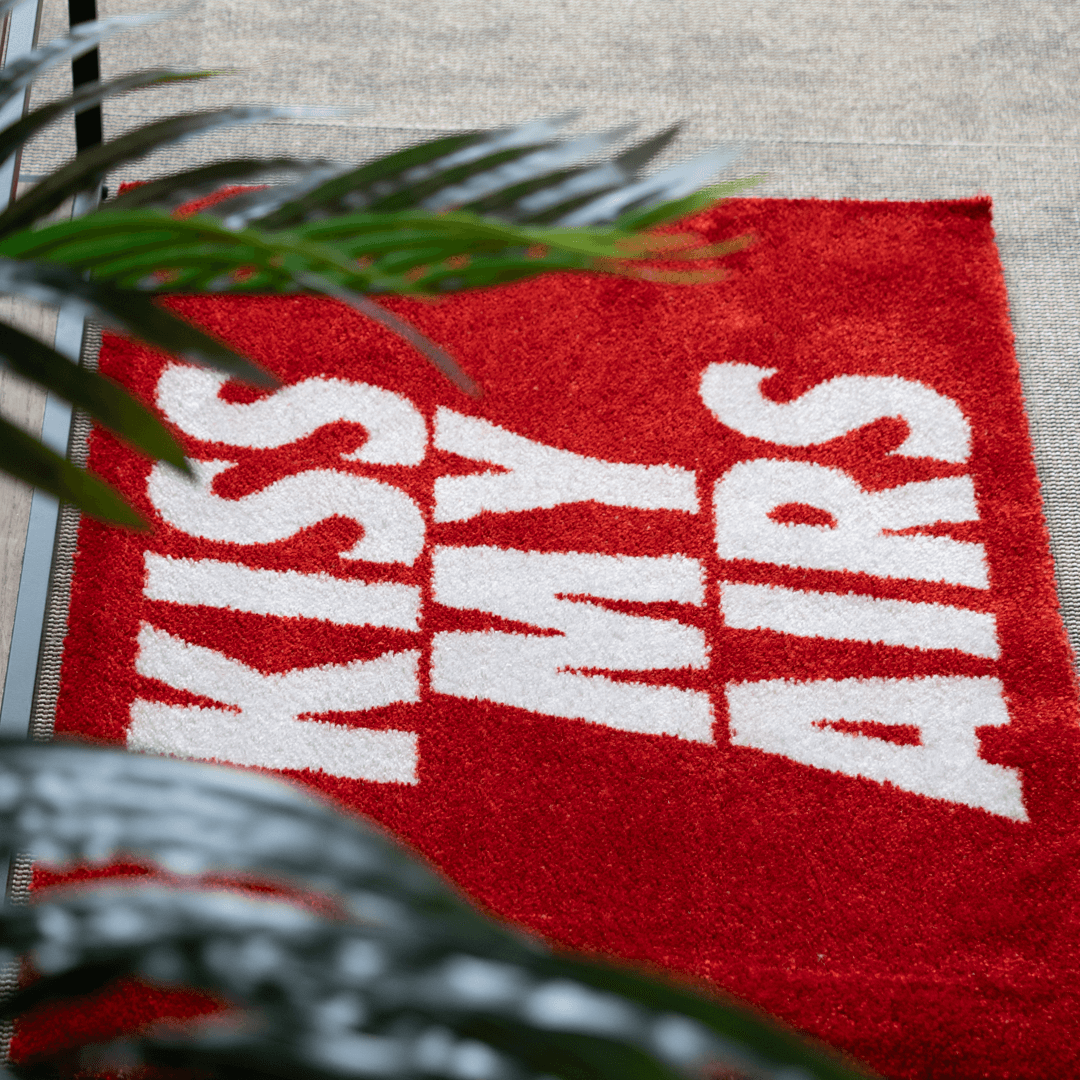 Kiss My Airs vloerkleed rood met witte letters