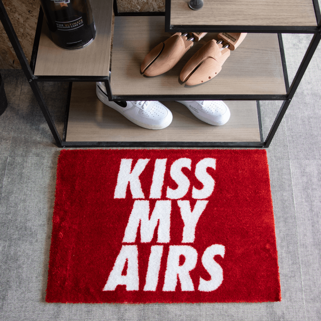 Rood Kiss My Airs vloerkleed voor een sneakerkast