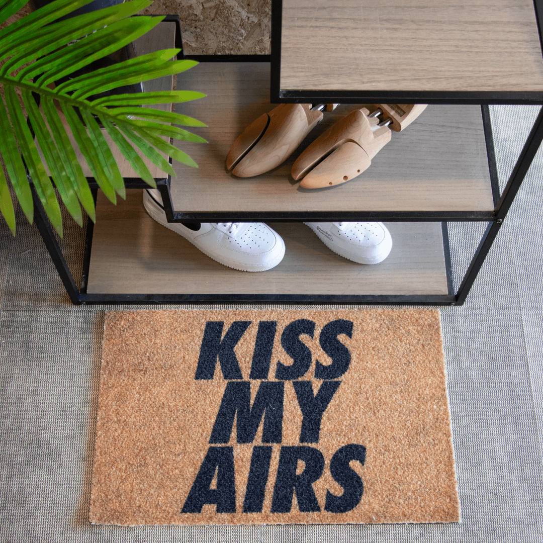 Kiss My Airs faux kokos deurmat bij een schoenenrek