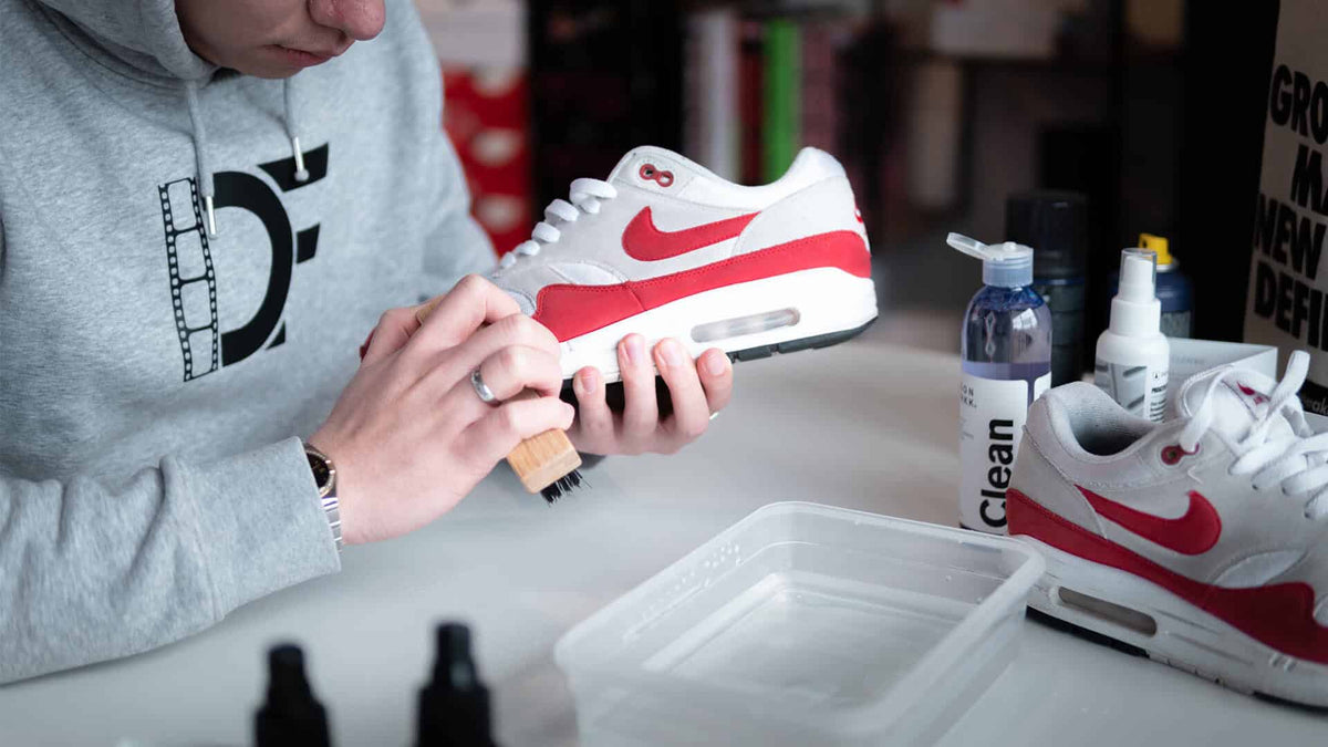Banner met sneaker verzorgingsproducten voor het schoonmaken en beschermen van sneakers