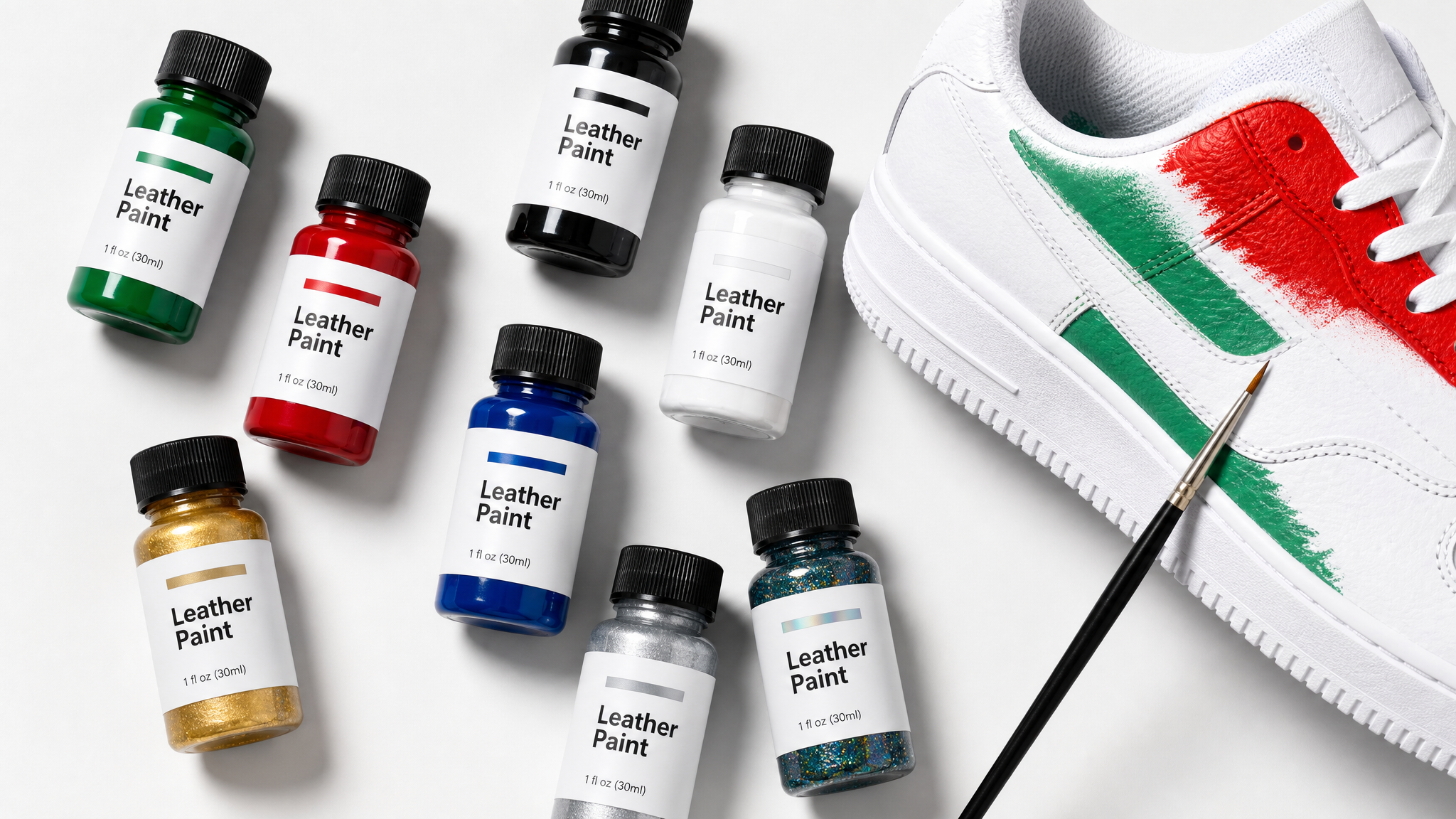 Verschillende potjes leerverf in diverse kleuren naast een sneaker tijdens het customizen