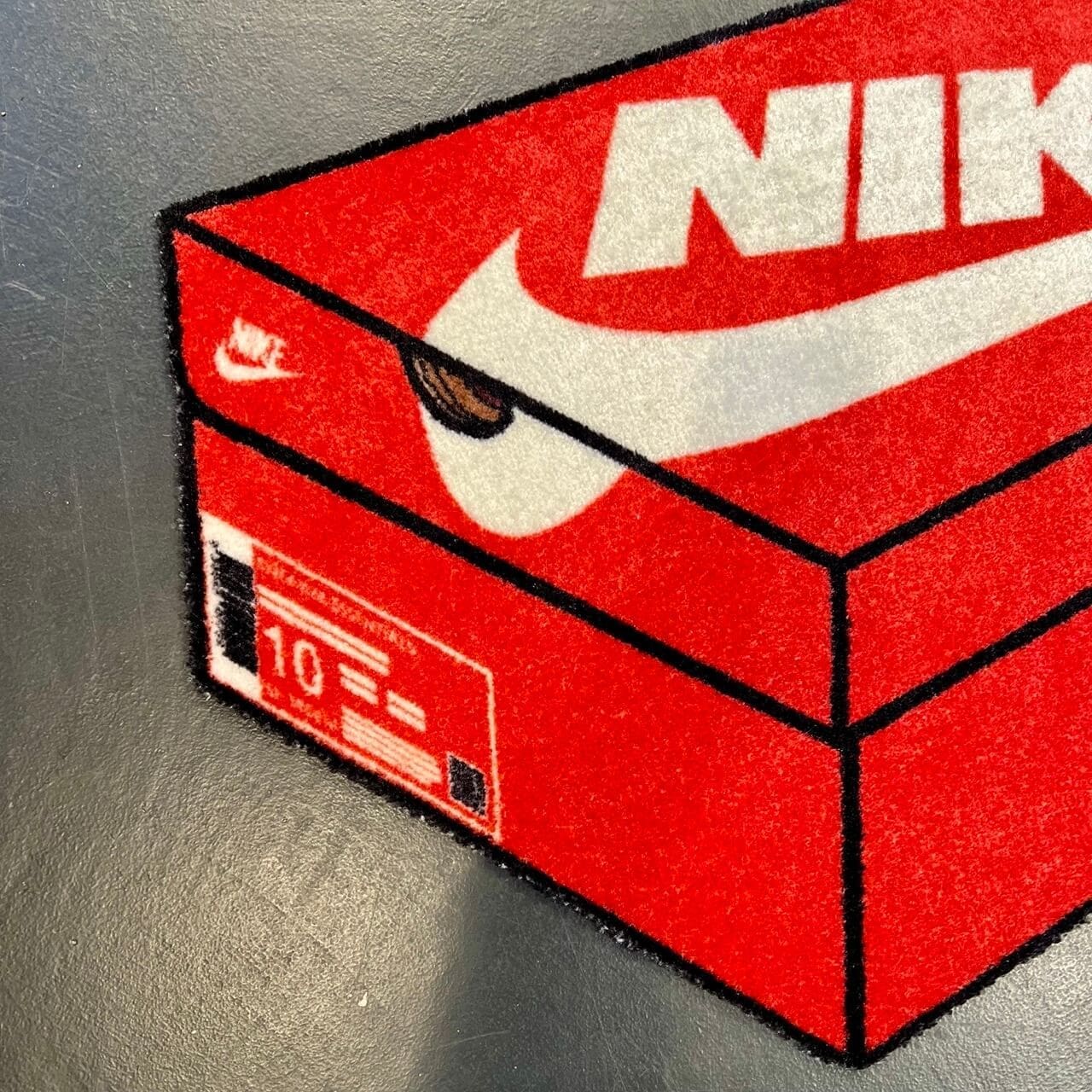Sneakerbox cutout vloerkleed - OG Nike box - rood - Sneaker Essentials