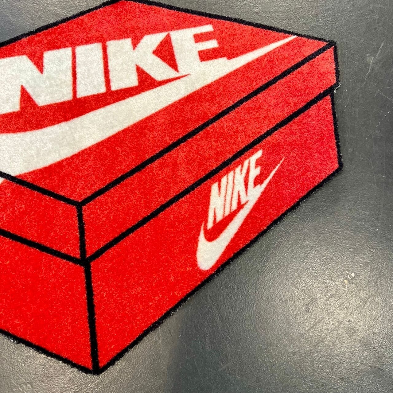 Sneakerbox cutout vloerkleed - OG Nike box - rood - Sneaker Essentials