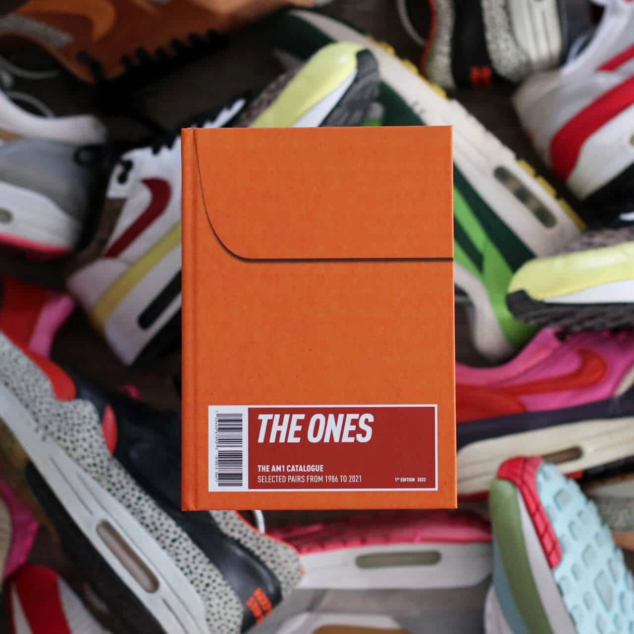 THE ONES boek + Gepersonaliseerde THE ONES vloerkleed 45x100cm - Sneaker Essentials