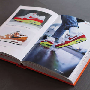 THE ONES boek + Gepersonaliseerde THE ONES vloerkleed 45x100cm - Sneaker Essentials