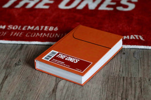 THE ONES boek + Gepersonaliseerde THE ONES vloerkleed 45x100cm - Sneaker Essentials